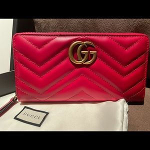 100% Authentic Gucci Hibiscus Marmont zip around wallet